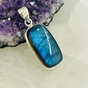 Artisan crafted labradorite sterling silver pendant