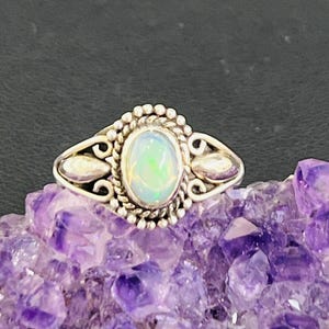 Anillo de plata de ley con ópalo etíope