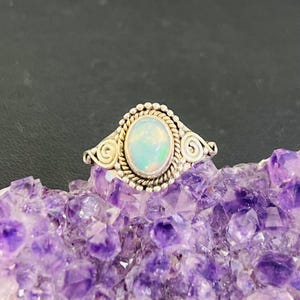 Anillo de plata de ley con ópalo etíope