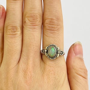 Anillo de plata de ley con ópalo etíope