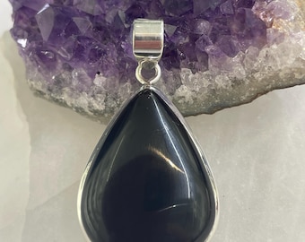 Colgante de plata con piedra de ónix negro