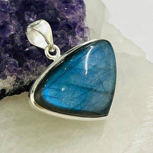 Artisan crafted labradorite sterling silver pendant