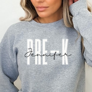 Personalisiertes Pre-K Shirt, Langarm, Sweatshirt, Geschenk, Wunschname Vor-Kindergarten, Vorschullehrer