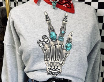 Westers skelethandsweater, turquoise sieraden grafische hoodie, gothic cowgirl boho rocker longsleeve, edgy Desert Vibe-shirt sku5-44