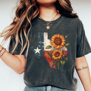 Boho Texas mapa bandera camisa de girasol, regalo para texano, ambiente vintage Comfort Colors camiseta pesada de pimienta