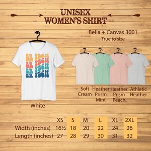 Op de afbeelding: Een wit unisex T-shirt met een kleurrijk "ER TECH" grafisch ontwerp. Het shirt is verkrijgbaar in maten XS tot 2XL en is gemaakt door Bella + Canvas 3001. De maattabel toont de breedte en lengte in inches.