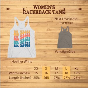 Op de afbeelding: Racerback tanktop in heidewit met de tekst "ER TECH" die in een regenboogpatroon wordt herhaald. Het tanktop is verkrijgbaar in de maten XS, S, M, L en XL. De afmetingen zijn in inches. Het tanktop is ook verkrijgbaar in Venetiaans grijs.