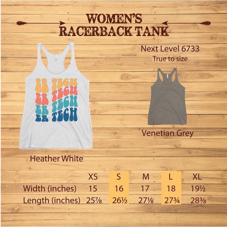 Op de afbeelding: Racerback tanktop in heidewit met de tekst "ER TECH" die in een regenboogpatroon wordt herhaald. Het tanktop is verkrijgbaar in de maten XS, S, M, L en XL. De afmetingen zijn in inches. Het tanktop is ook verkrijgbaar in Venetiaans grijs.