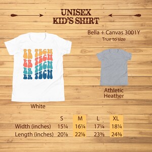 Op de afbeelding: Unisex kinder T-shirt in wit, grijs en heather grijs met de tekst "ER TECH" gedrukt in een retro lettertype. Het shirt is verkrijgbaar in de maten S, M, L en XL. De maattabel toont de breedte en lengte van het shirt in inches.