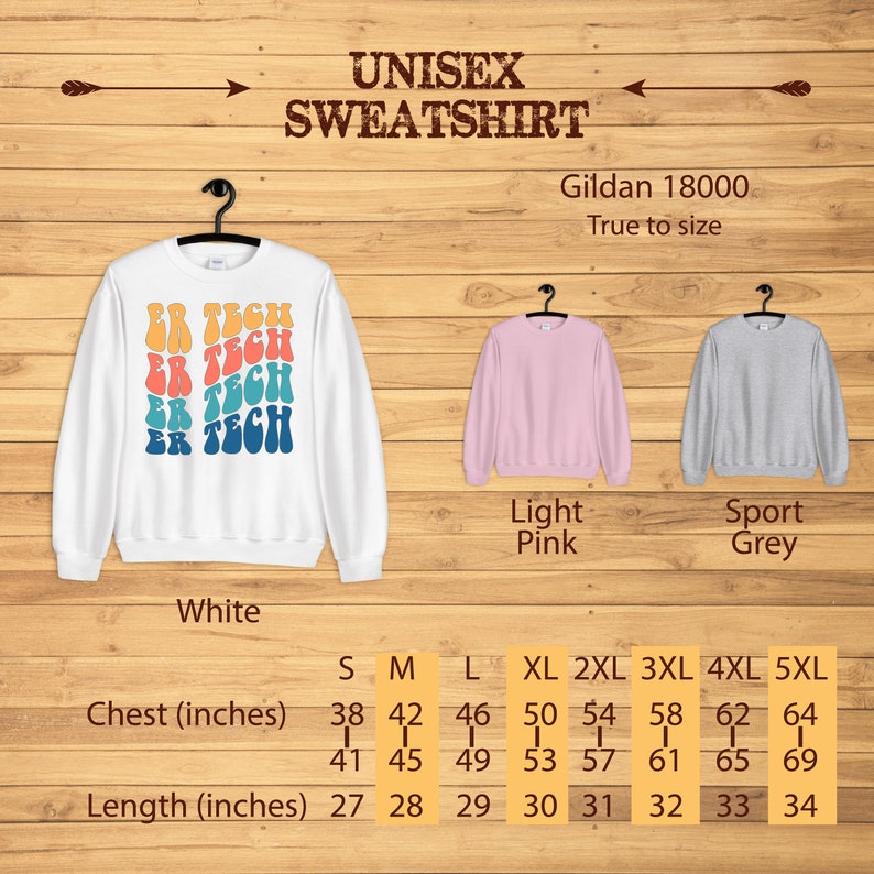 Op de afbeelding: Unisex sweatshirt in wit, lichtroze en sportgrijs met de tekst "ER TECH" in een retro lettertype. Maattabel inbegrepen met borst- en lengtemaat in inches.