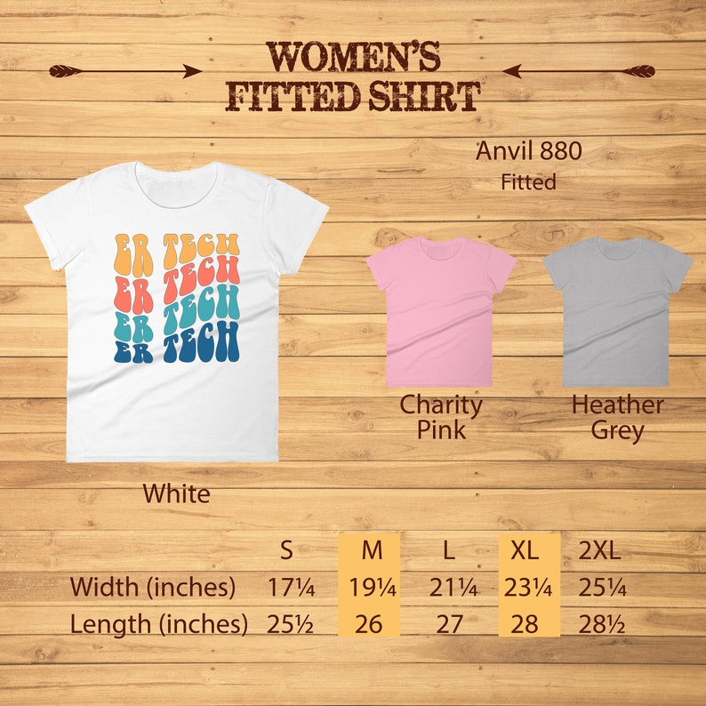 Op de afbeelding: Witte, roze en heidegrijs getailleerde T-shirts met de tekst "ER TECH" die in een retro stijl wordt herhaald. De maattabel toont de breedte en lengte in inches voor de maten S, M, L, XL en 2XL.