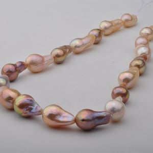 Grote barokke zoetwater kernparelstring met lichte metallic kleur ---- MMP127