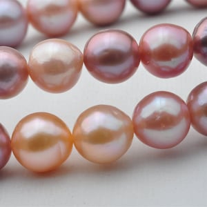 Perle di perle Edison color arcobaleno metallizzato naturale --- ADS012