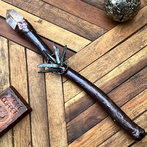 Bacchetta di cristallo di quarzo con vivianite e granato / Bacchetta magica / Strega Wiccan / Bacchetta di manifestazione / Rame elettroformato