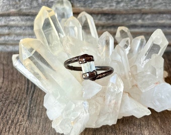 Anillo de cobre con aguamarina en bruto y piedra natural. Anillo de cobre antiguo. Piedra natal de marzo.