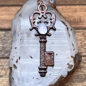 Ciondolo a forma di mini chiave in rame con quarzo rosa / Collana in rame / Chiave magica / Talismano di protezione