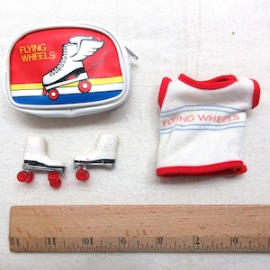 Vintage Flying Wheels roller skating kit for the 11 inch fashion dolls contains a shirt, set of skates and the tote. Missing a set of wheels