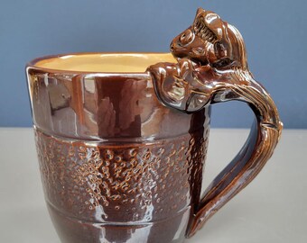 Jarra de cerveza de cerámica báltica vintage con asa de diablo