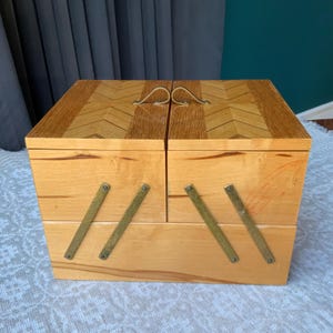 Grande boîte en bois vintage, boîte à couture pliante, rangement pour fournitures de couture, boîte à bijoux, Lettonie des années 80 (# 558)