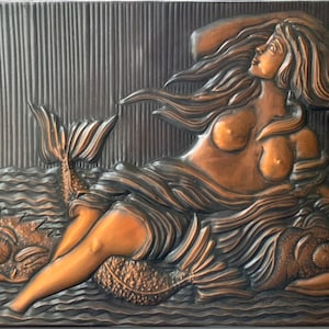 Preciosa sirena en la noche acostada sobre conchas Placa decorativa de metal persiguiendo cobre sobre base de cartón, montada en la pared
