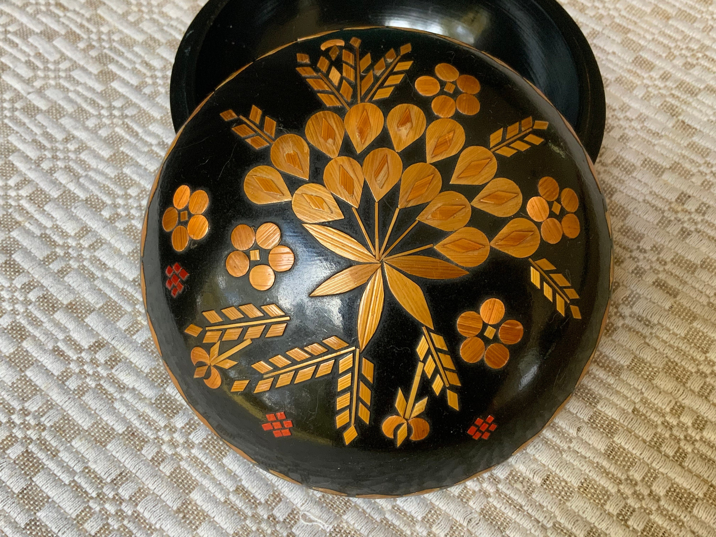 Vintage Wood box with straw inlay, the 80s, Round trinket box with lid, Jewelry storage Rustic home decor, handmade