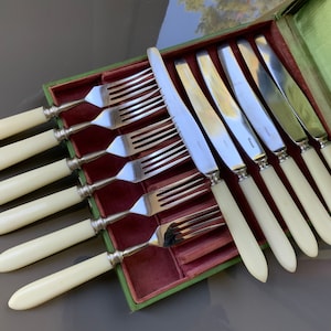 Vintage Bakelite Cutlery Set: 1960s Colonial Flatware, 12-Piece