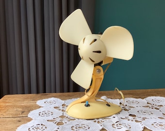 Ventilador de mesa estilo loft, vintage de los años 60, con aspas de plástico, funcional.