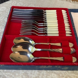 12x Bakelite cutlery set 6 Knives and 6 forks with bakelite handles and 5 metal soup spoons Vintage flatware set 1960s