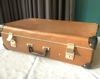 Vintage brauner Koffer, schäbiger Koffer, alter brauner Koffer, Reto-Reisetasche