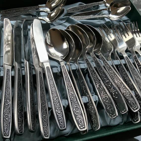 ヴィンテージ メルキオール シルバーウェアセット：彫刻入りフラット