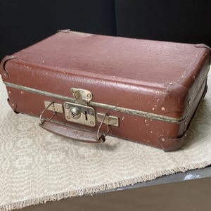 Vintage pequeña maleta marrón maleta en mal estado viejo baúl marrón, bolsa de viaje reto, accesorios de fotografía