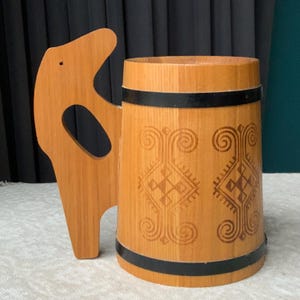 Vintage Handgemachter Holz Bierkrug: Mid-Century Gebranntes Holz Dekor