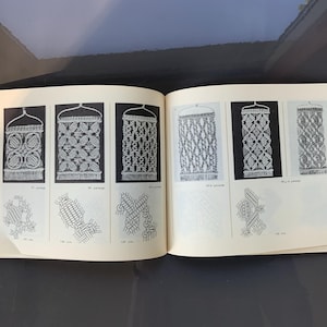 Op de afbeelding: Een boek met zwart-wit illustraties van macramé wandhangers. Het boek heeft de paginanummers 78 en 77 zichtbaar. Het boek is open op een pagina die verschillende macramé patronen laat zien.