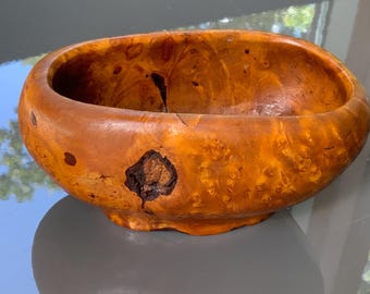 Cuenco de madera de nogal, hecho a mano, tallado a mano, firmado por el artista.