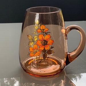 Vintage Glasbecher oder Krug Pfirsichglas mit floralen Akzenten Gold hinterlässt Limonade oder Eistee-Krug