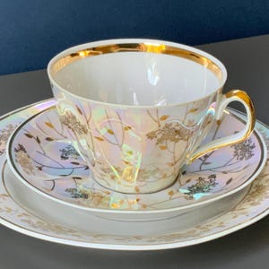Unbenutztes, Golddekor Rigaer Porzellanfabrik RPF, Trio Set aus "Sigulda"Tasse, Unterteller, Teller, Gold-Perlenverzierung, dünnes Luster-Porzellan, 70er Jahre
