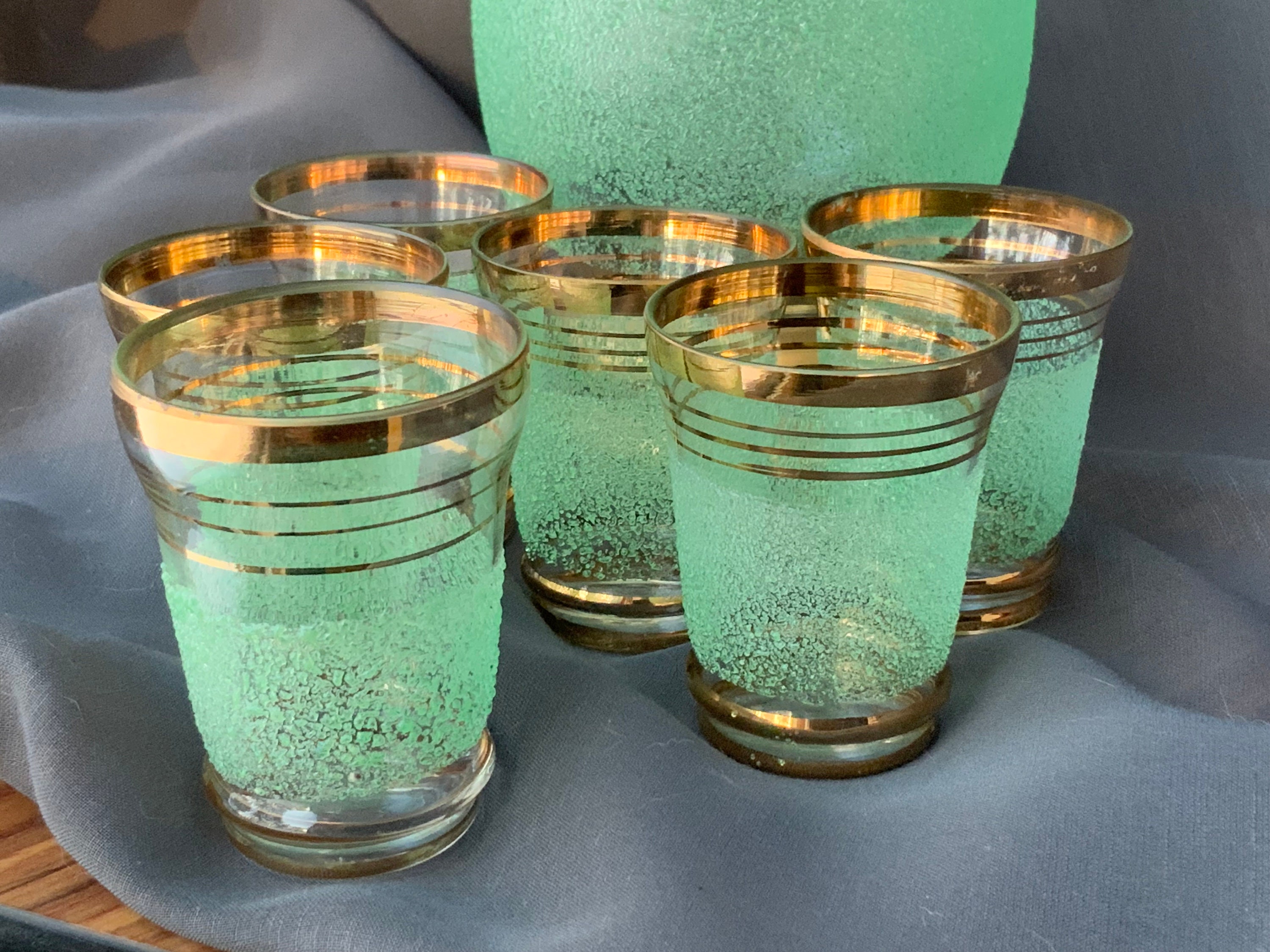 希少　ヴィンテージグリーンガラスデキャンタセット　ゴールドトリム　ショットグラス Vintage Green Glass Decanter Set: Gold Trimmed Shot Glasses, USSR
