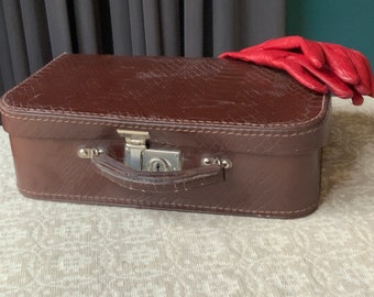 Vintage  small brown Suitcase shabby suitcase old brown trunk, reto traveling bag, photography props, trinket storage bag.