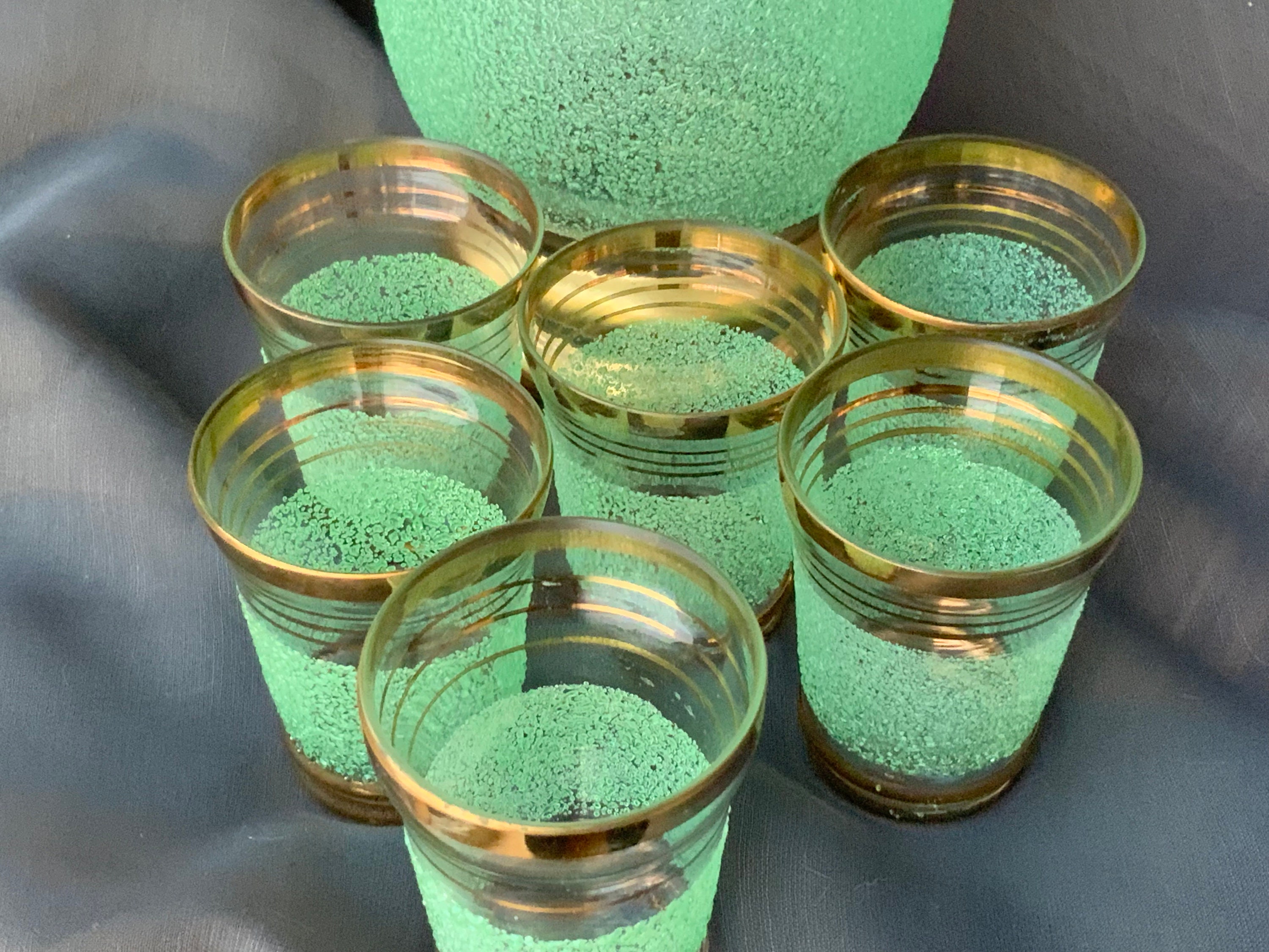 希少　ヴィンテージグリーンガラスデキャンタセット　ゴールドトリム　ショットグラス Vintage Green Glass Decanter Set: Gold Trimmed Shot Glasses, USSR