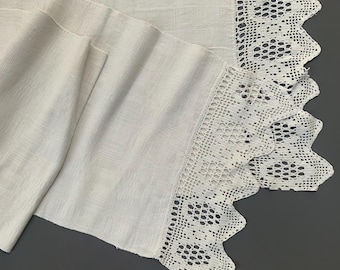 Serviette brodée en lin antique : Rushnyk fait maison avec fleurs lilas