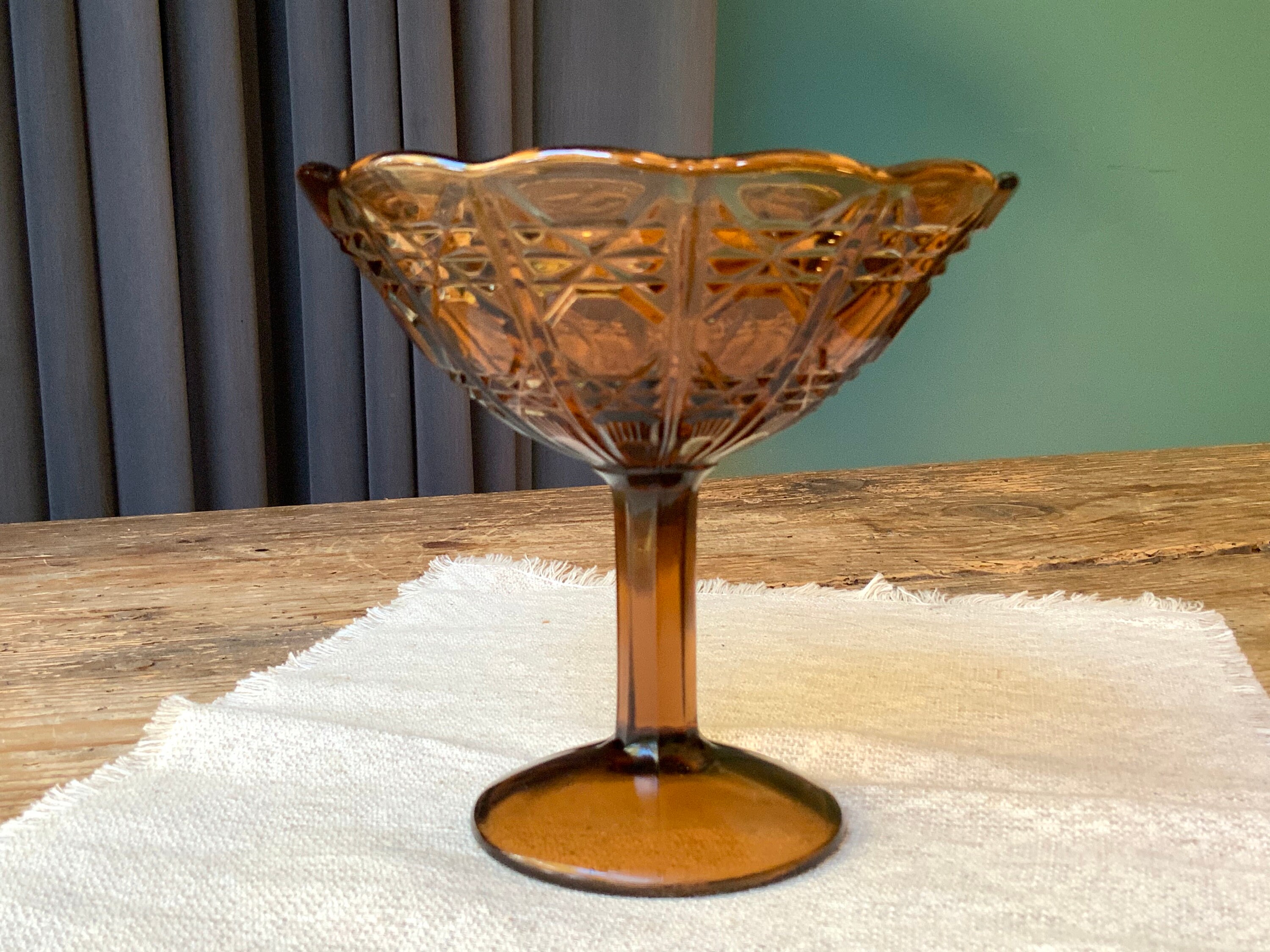 ヴィンテージのデザートやフルーツ用のミディアムサイズの花瓶、ガラス