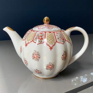 Lomonosov LFZ Imperial Porcelain Teapot,  Vintage High-Quality Tableware, 22k Gold trim, the 80s