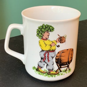 Mittsommermotiv Lettland, weiße Porzellantasse Rigaer Porzellanmanufaktur "LĪGO", Porzellan-Kaffee- Teetasse, nostalgischer Ethno Folk-Stil, Vintage