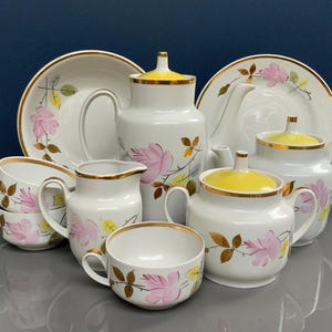Juego de té de porcelana de Riga pintado a mano: detalles dorados y diseño floral.