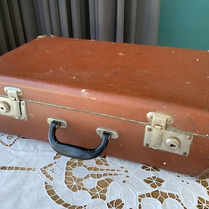 Mala marrom pequena vintage, bolsa de viagem, mala surrada, porta-malas marrom antigo, bolsa de viagem reto, adereços de fotografia