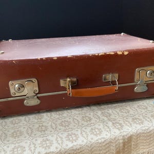 Bolsa com chave Mala marrom vintage, bolsa de viagem, mala surrada, baú marrom velho, bolsa de viagem retrô, adereços para fotografia