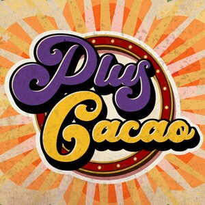 Puede incluir: Una ilustraci&oacute;n de estilo vintage de las palabras "Plus Cacao" en una fuente retro. El texto est&aacute; en un c&iacute;rculo con un borde rojo y detalles dorados. El fondo es un patr&oacute;n radial amarillo y naranja.