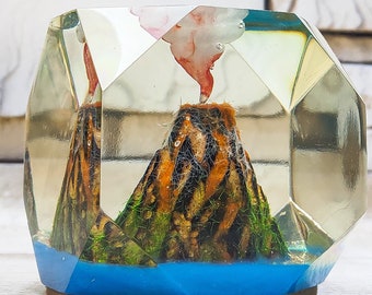 Volcano Eruption / volcano in epoxy resin / souvenir / statuette