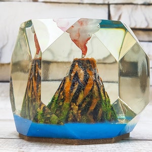 Volcano Eruption / volcano in epoxy resin / souvenir / statuette