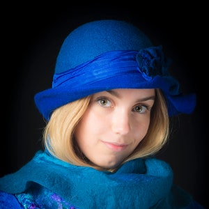 Blue Cloche hat and scarf set, Blue bucket hat, Nuno felted winter hat,felt hat for winter felted flapper hat, blue warm chemo hat 1920s hat